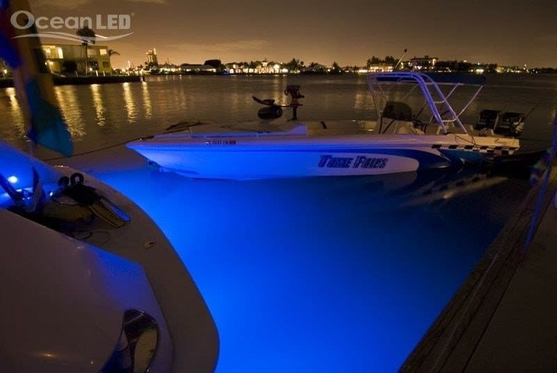 Båd med blå Ocean LED undervandslys